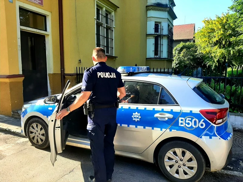 Policjanci z Ząbkowic pomogli zakrawawionej kobiecie - Zdjęcie główne