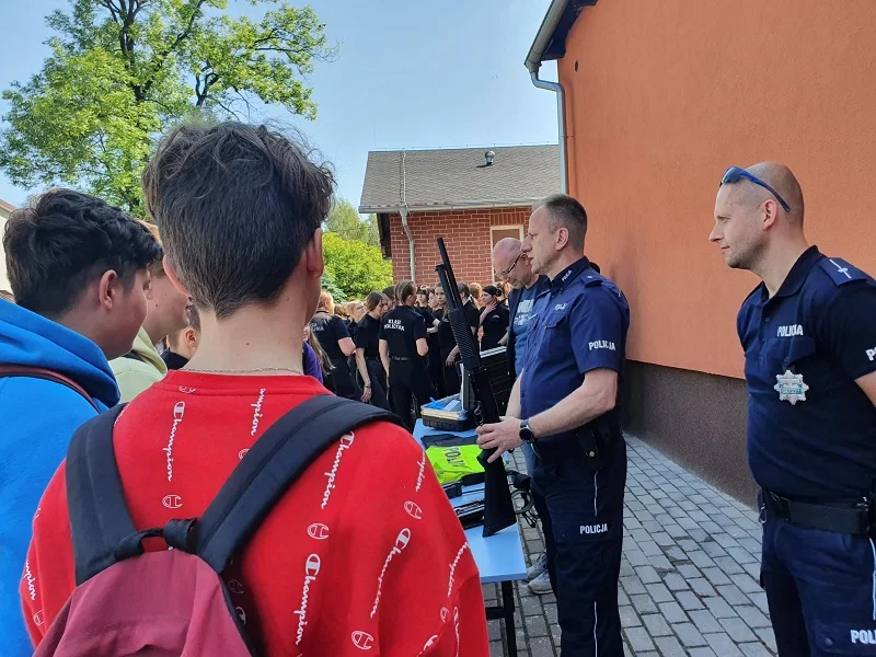 Policjanci z Ząbkowic Śląskich zachęcają do wstąpienia w szeregi policji - Zdjęcie główne