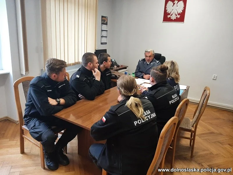 Maturzyści z Ziębic w komendzie powiatowej policji