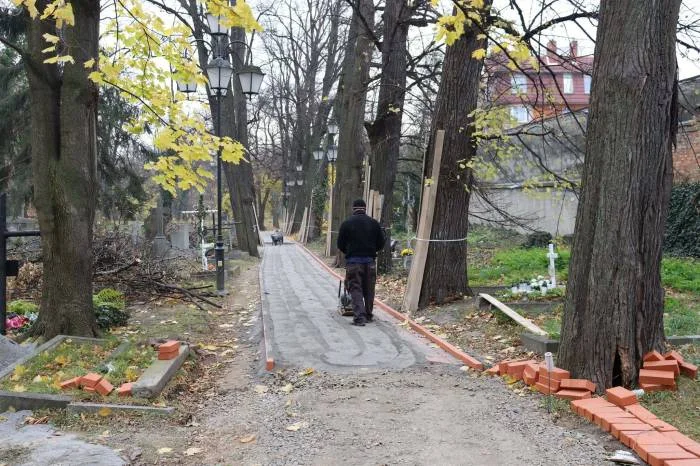 Trwa remont nieczynnego cmentarza przy ul. 1 Maja - Zdjęcie główne