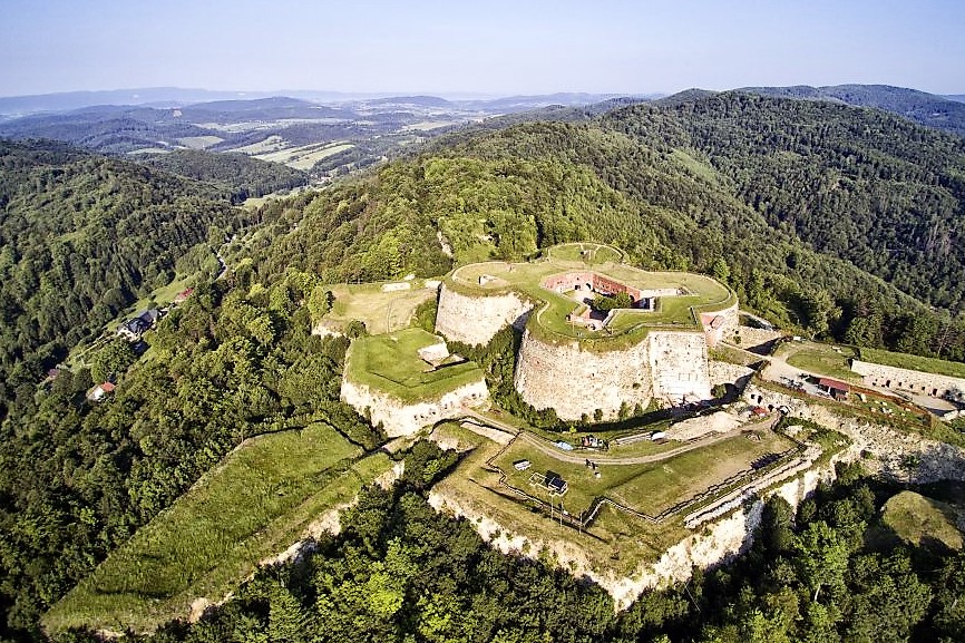Twierdza Srebrna Góra jest największą górską twierdzą w Europie. W momencie powstania (1765-1777 r.) należała do najnowocześniejszych tego typu fortyfikacji na naszym kontynencie. Największy podziw do dziś budzi potężny Donjon, sama twierdza składa się z zespołu sześciu fortów i kilku bastionów. Z pewnością to jedna z najciekawszych atrakcji w okolicy! Ciekawą alternatywą jest nocne zwiedzanie twierdzy.