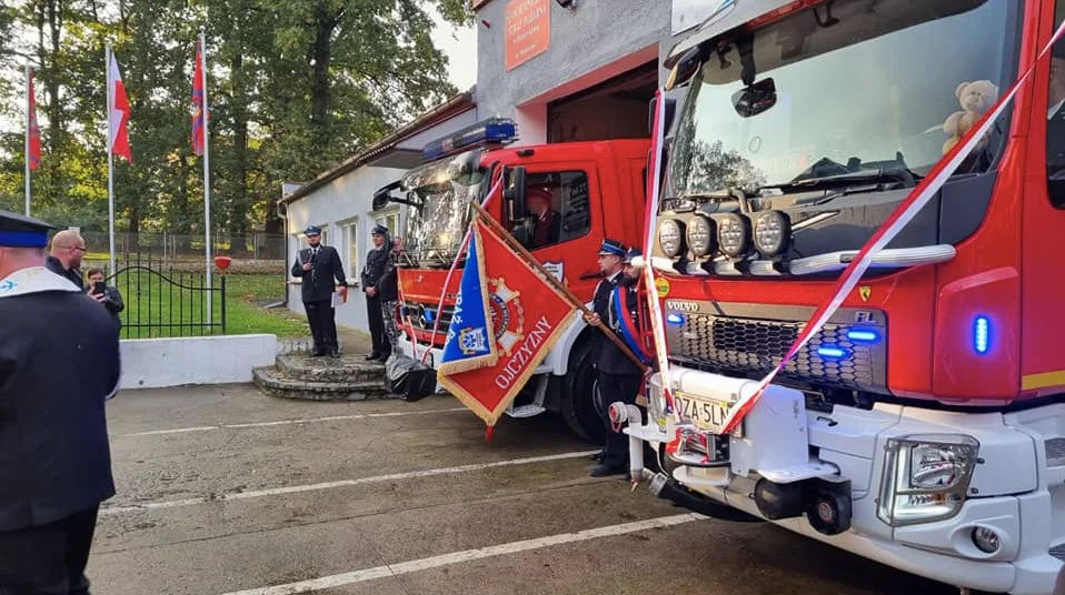 OSP Henryków z nowym volvo, stary przekazali druhom z Krzelkowa - Zdjęcie główne