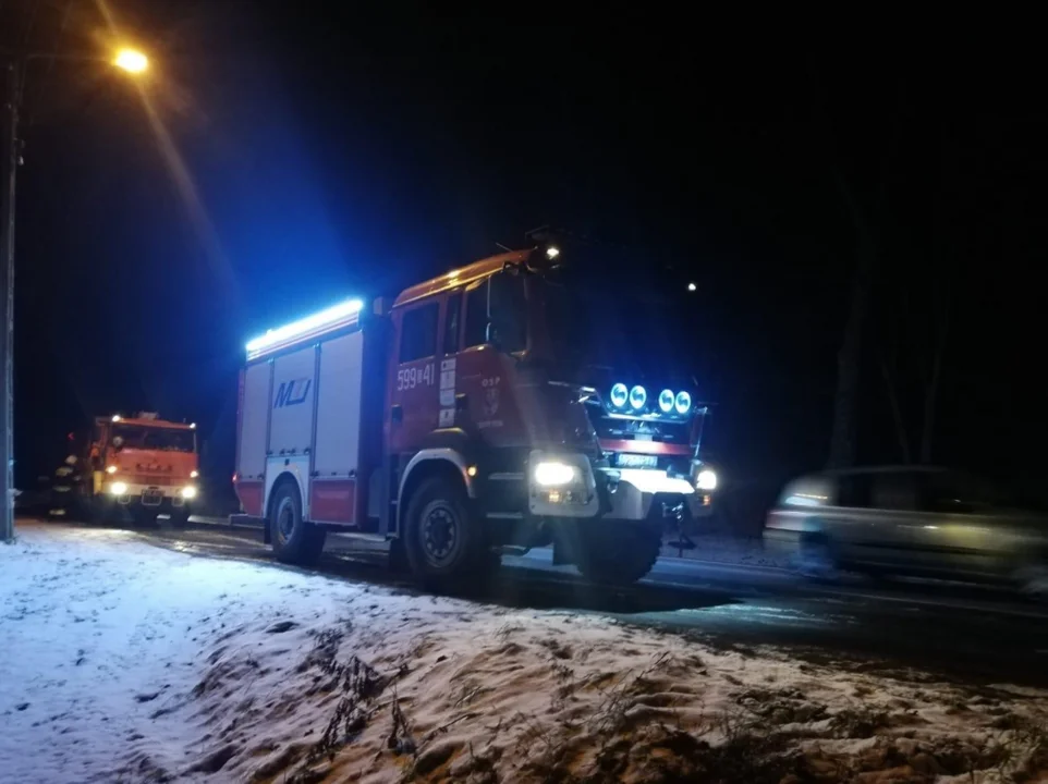 Zderzenie osobówki z Iveco w Ożarach - Zdjęcie główne