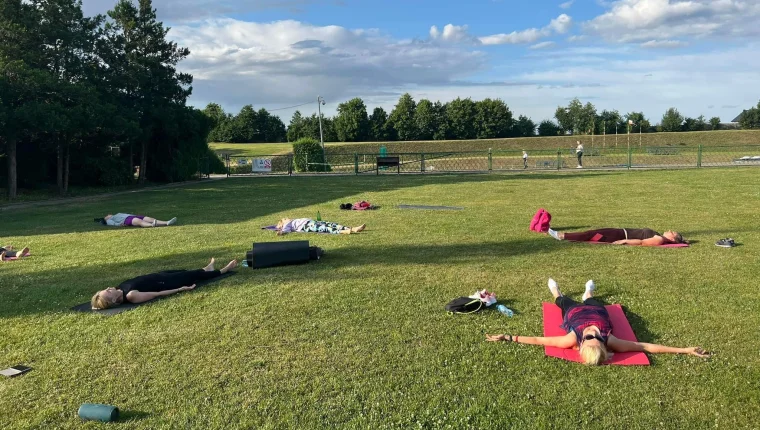 Ząbkowice Śląskie. Joga i pilates pod chmurką dla pań - Zdjęcie główne