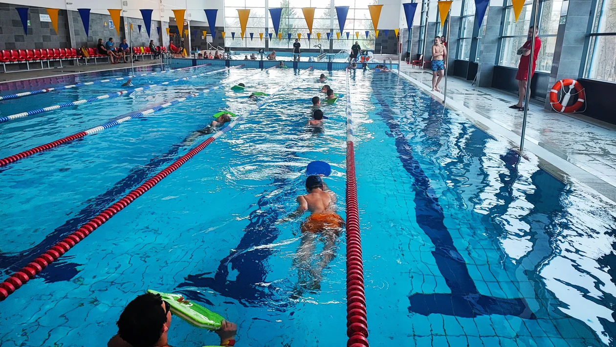 Ząbkowice Śląskie. 500 dzieci uczęszcza na lekcję pływania - Zdjęcie główne