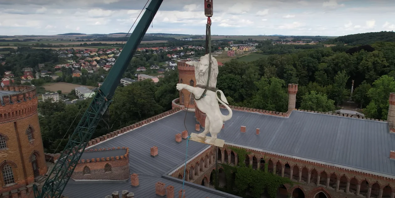 Powrót grupy herbowej na szczyt Pałacu Marianny Orańskiej w Kamieńcu Ząbkowickim [film] - Zdjęcie główne