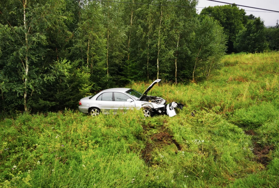 Opel wypadł z drogi i uderzył w słup w Opolnicy - Zdjęcie główne