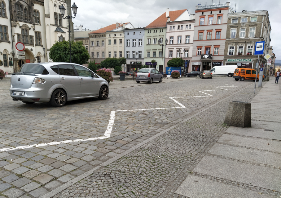 Autobusy zabrały parkingi, miasto wyznaczy nowe - Zdjęcie główne