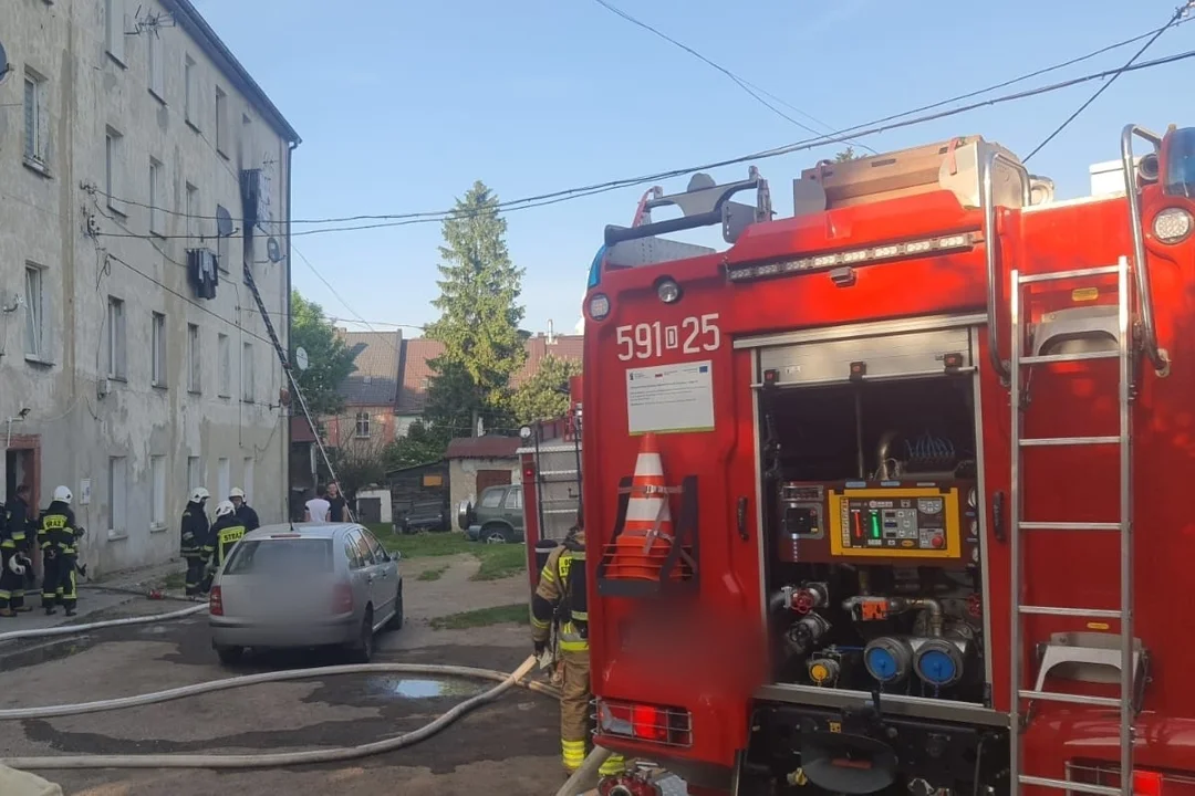 Stoszowice. Leżał pijany pod sklepem, kiedy w jego mieszkaniu wybuchł pożar. Mężczyzna miał ponad 4 promile - Zdjęcie główne