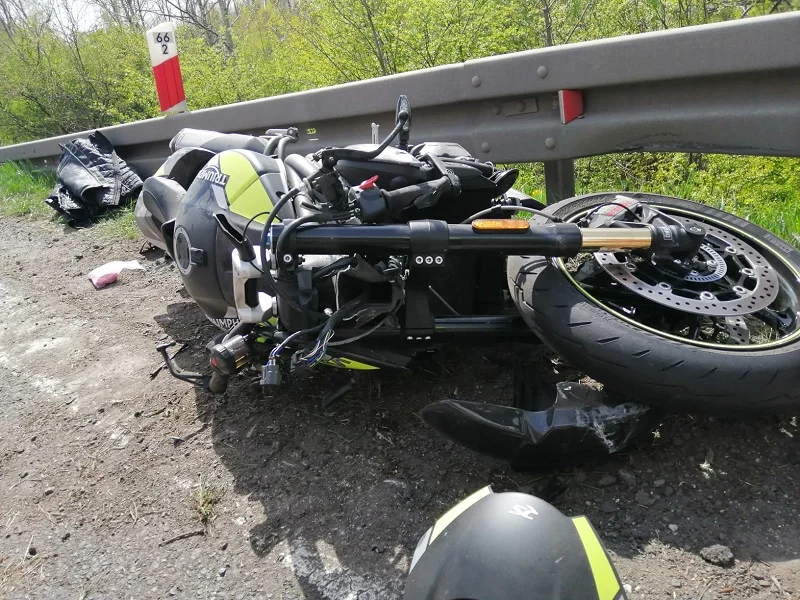 Szklary. Tragiczny początek majówki. Nie żyje motocyklista - Zdjęcie główne