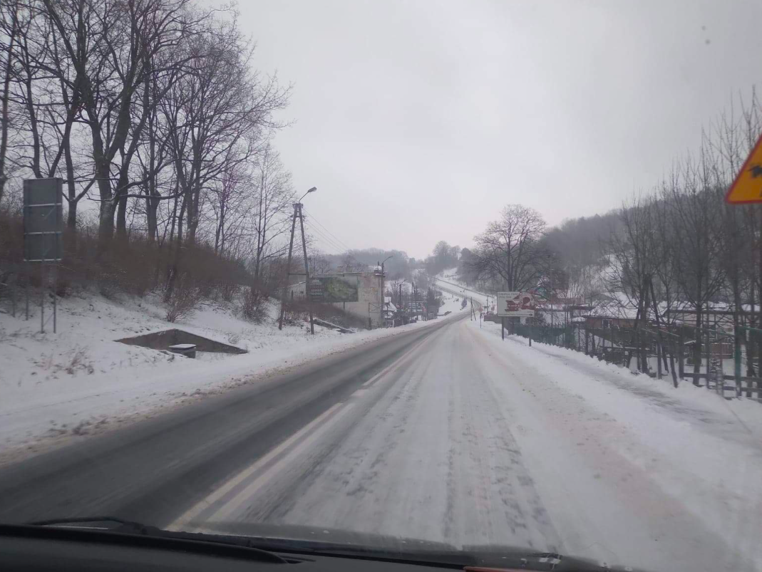 Powiat Ząbkowicki: Bardzo złe warunki na drogach. Zalega śnieg i lód - Zdjęcie główne