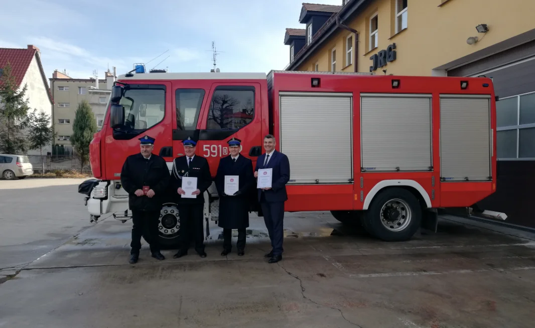  Strażacy z Sieroszowa z nowym wozem - Zdjęcie główne