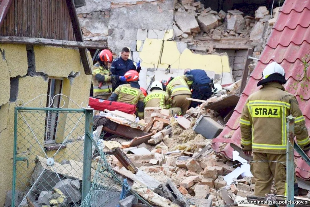 Ożary. Wybuch butli z gazem, zawalił się dom. 80-latka nie żyje [aktualizacja] - Zdjęcie główne