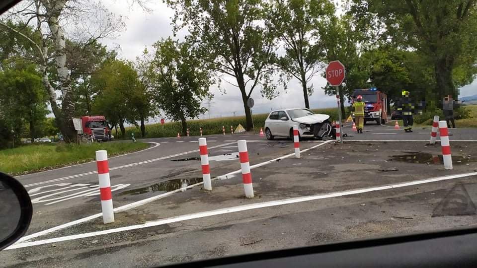 Ząbkowice Śląskie: Kolizja na drodze za cmentarzem w kierunku Srebrnej Góry.