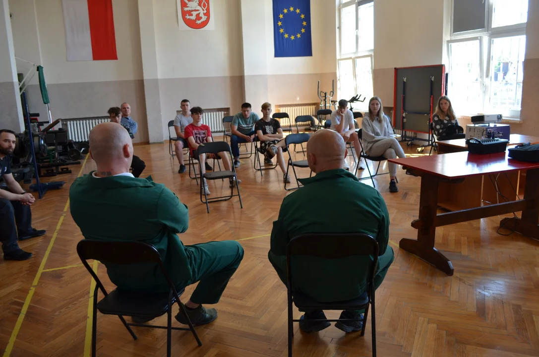Uczniowie z Ząbkowic Śląskich odwiedzili kłodzki Zakład Karny - Zdjęcie główne