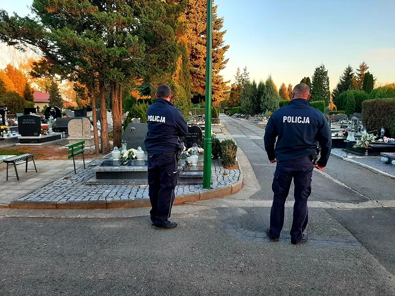 Ząbkowice Śląskie. Policja ostrzega przed złodziejami na cmentarzach - Zdjęcie główne