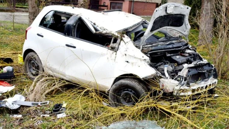 Żdanów. Toyota wypadła z drogi - Zdjęcie główne