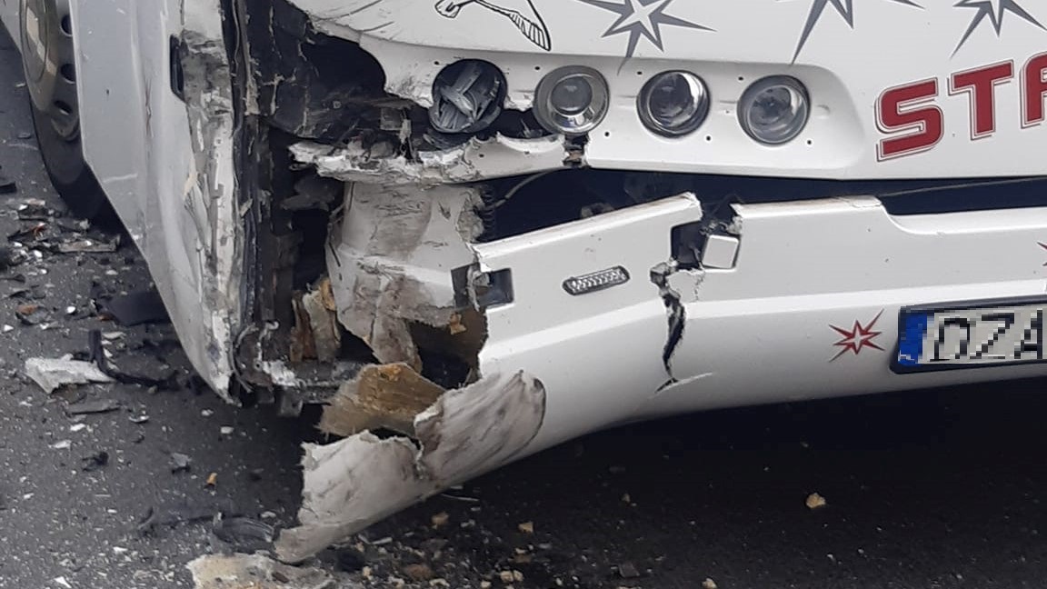 Czołowe zderzenie autobusu i auta osobowego.