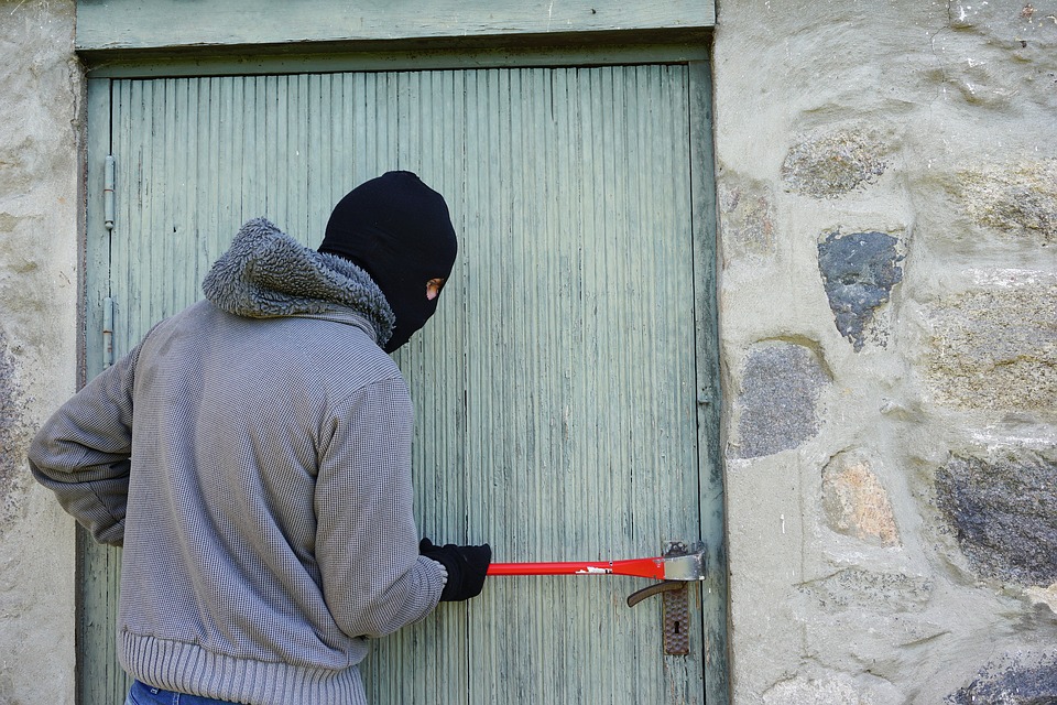 19-latek okradł samochody i włamał się do mieszkania - Zdjęcie główne