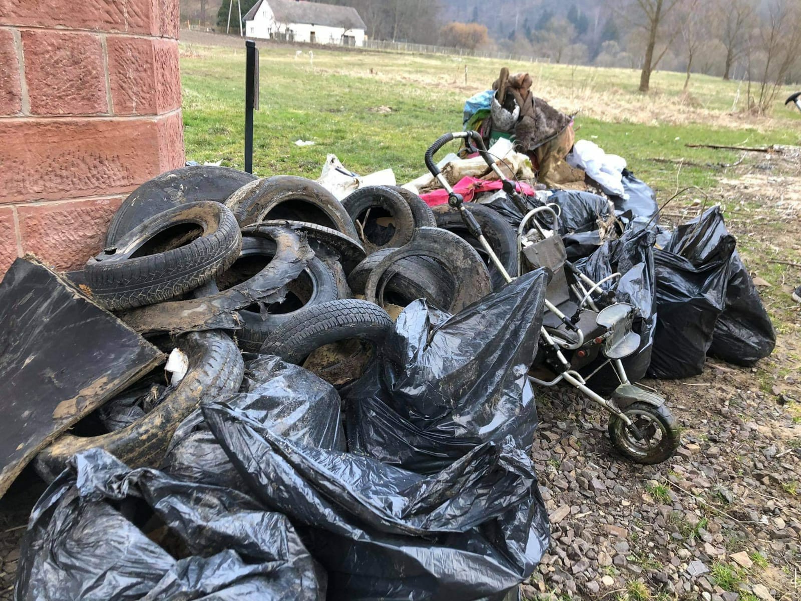 Pracownicy firmy organizującej spływy kajakowe sprzątają rzekę na własną rękę