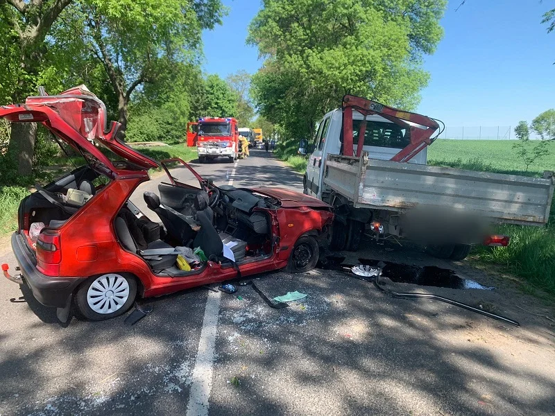 Stolec: kierujący skodą wjechał w zaparkowane przy drodze Iveco - Zdjęcie główne