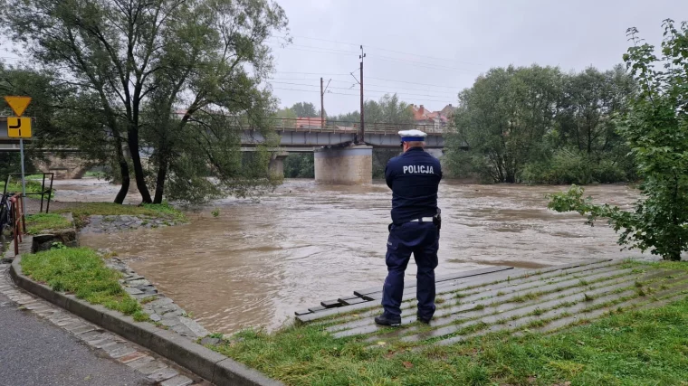 Powiat ząbk. Zagrożenie powodziowe – policjanci dobrze radzą - Zdjęcie główne