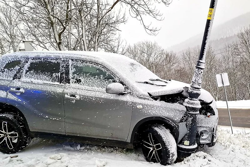 Powiat Ząbkowicki. Kierowco, noga z gazu! Trudne warunki na drogach - Zdjęcie główne