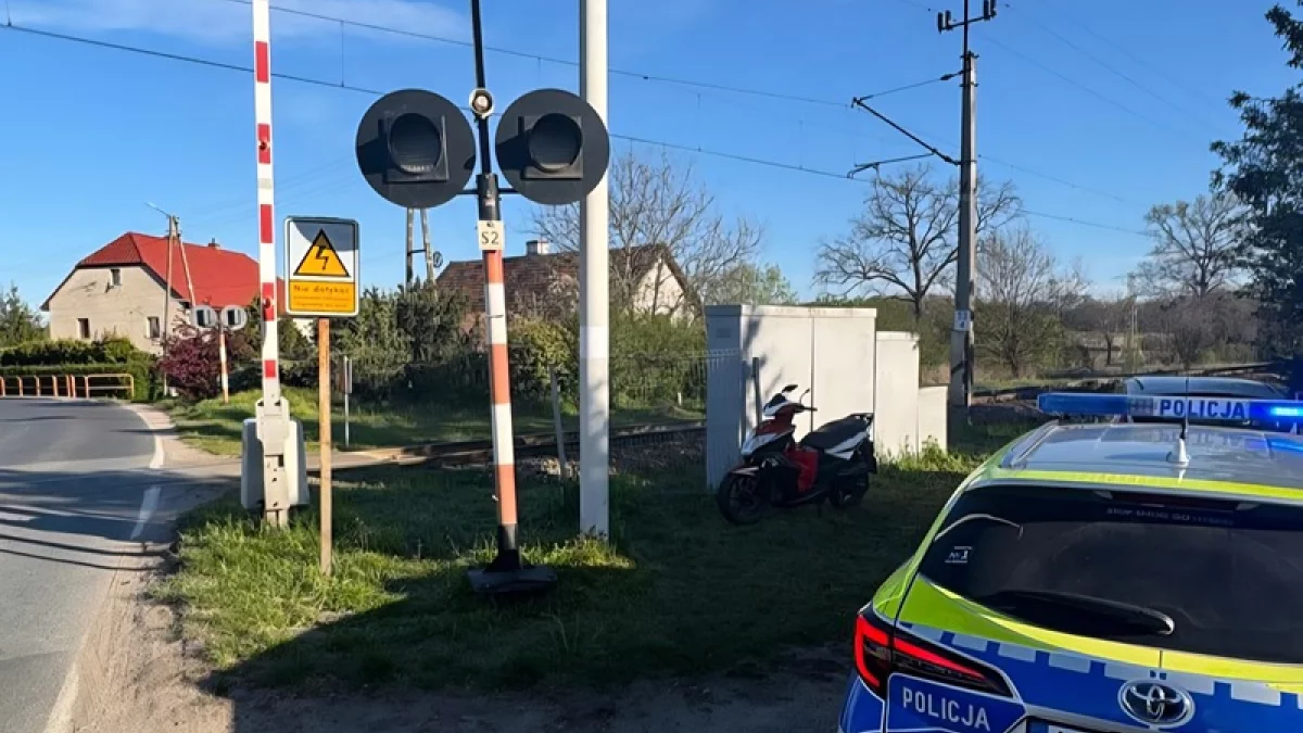 Sekundy od tragedii. 19-latek na skuterze uderzył w słup