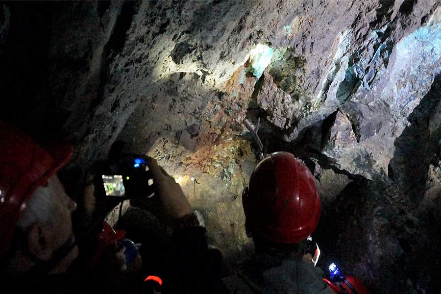 Kopalnia Szklary to unikatowe miejsce w świecie, ze względu na wyjątkowe występujące tutaj wysoko cenione kamienie jubilerskie, takie jak zielone Chryzoprazy, mlecznobiałe Opale i czerwone Karneole. Podziemna zwiedzanie z przewodnikiem trwa ok. godziny. W trakcie zwiedzania można dowiedzieć się wiele o historii górnictwa i hutnictwa w Szklarach, zobaczyć na ścianach skalnych cenne minerały oraz  odwiedzić schron przeciwatomowy z okresu PRL-u.