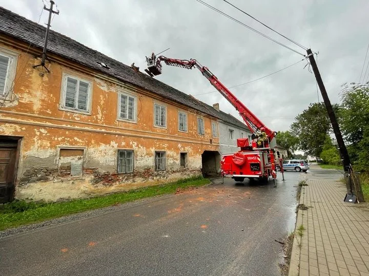 W Mąkolnie uszkodzony komin spadł na jezdnię - Zdjęcie główne